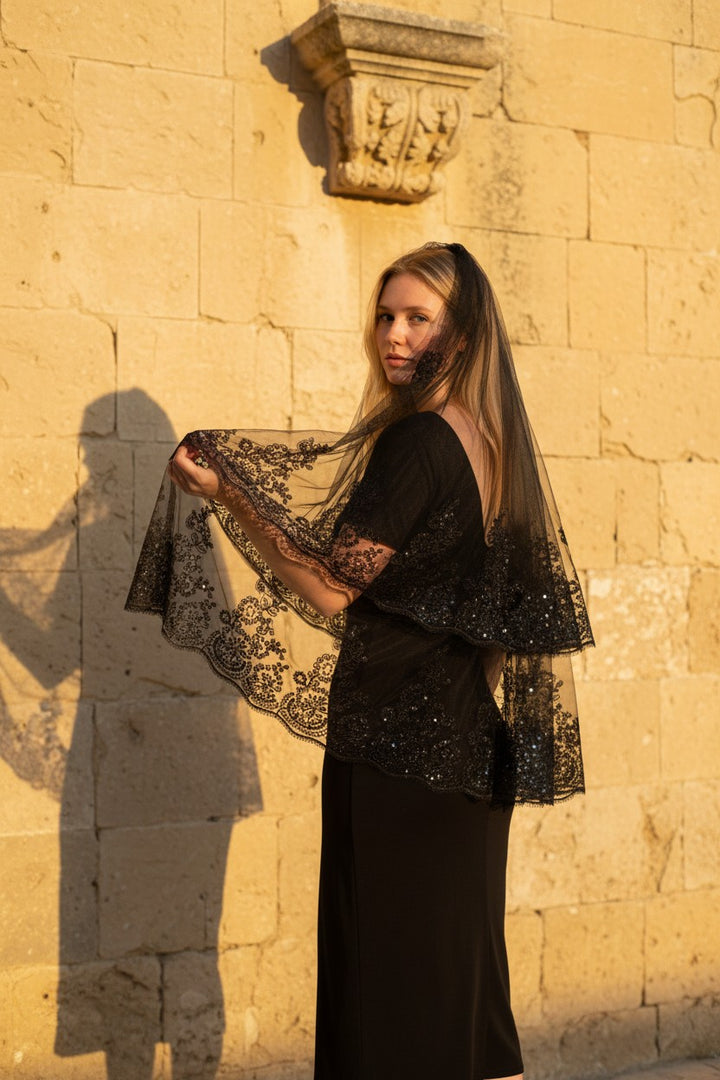Lace Appliqué Wedding Veil — Short